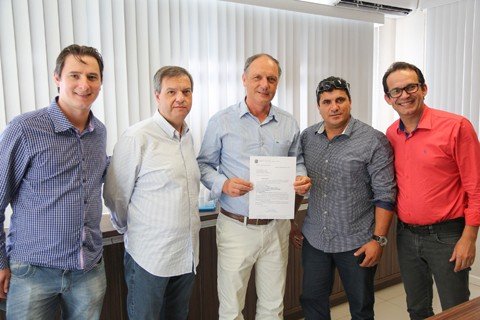 avenida-sera-pavimentada-1 Participaram da reunião os assessores do deputado federal Marcos Tebaldi, Emerson Tizoni e Felipe Felisbino, além do chefe de gabinete da prefeitura, Dorvalino Filho, e o vereador Jesiel Oliveira - Foto: João Batista Coelho Júnior/Prefeitura de Imbituba