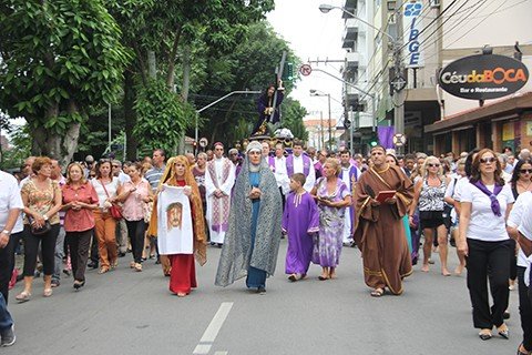 O grupo que saiu da Catedral percorreu as ruas do Centro com a imagem do Senhor dos Passos. - Foto: Mirna Graciela/Notisul.