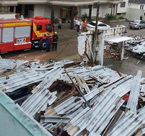 chuva-intensa-atinge-tubarao-1 Desabamento de garagem na rua Ferreira Lima - Foto:Ana Paula Volpato/Divulgação/Notisul