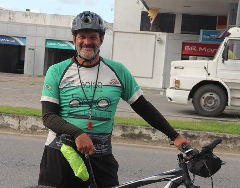 ciclista-percorrera-50-paises-1 Caio Blanco iniciou a viagem em Londrina, onde nasceu - Foto:Alice Goulart Estevão/Notisul