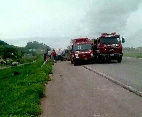 colisao-entre-veiculos-deixa-dois-feridos-1 Após a colisão, as equipes de socorro dos bombeiros voluntários estiveram no local para a remoção e resgate dos ocupantes do carro - Foto:Divulgação/Notisul