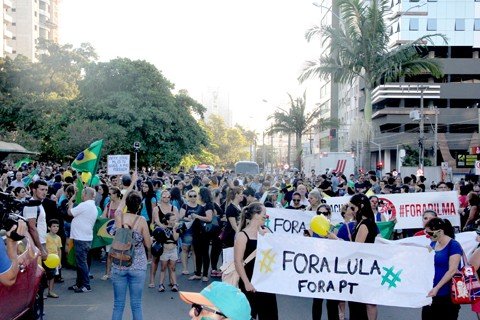 Crianças, jovens e adultos mostraram o seu total descontentamento com os últimos episódios no cenário da política e do governo federal