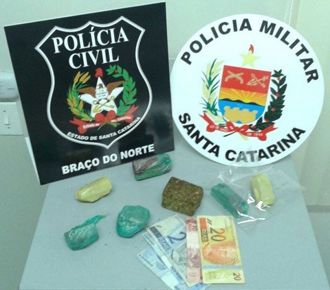 homem-e-preso-ao-tentar-vender-droga-para-estudante-1 Na residência do traficante foram encontrados torrões de maconha guardados dentro da geladeira - Foto:PM de BN/Divulgação/Notisul