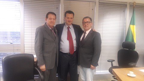 O ministro das Cidades, Gilberto Kassab,  garantiu ao prefeito Everaldo (D) e ao deputado federal Edinho Bez (E) o repasse ainda neste mês  -  Foto:Divulgação/Notisul