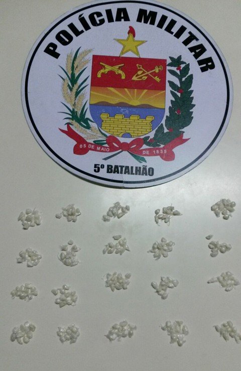 mais-de-200-pedras-de-crack-sao-apreendidas-1 Foto: Polícia Militar de Tubarão/Divulgação/Notisul.