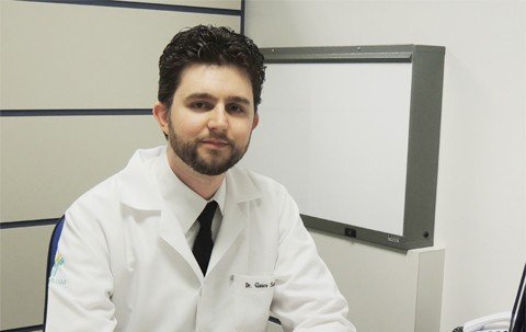 mais-de-um-milhao-sofrem-com-a-doenca-1 O reumatologista Glauco Schmitt afirma que o diagnóstico pode ser feito por meio de histórico clínico e exames complementares. - Foto: Francine G. de Andrade/Ortoimagem/Divulgação/Notisul.