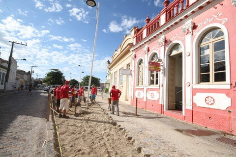nova-etapa-de-obras-e-iniciada-1 A rua Raulino Horn passou pela fase de pavimentação e abertura de valas, agora entra na etapa de construção de canteiros centrais - Foto: Prefeitura de Laguna/Divulgação/Notisul