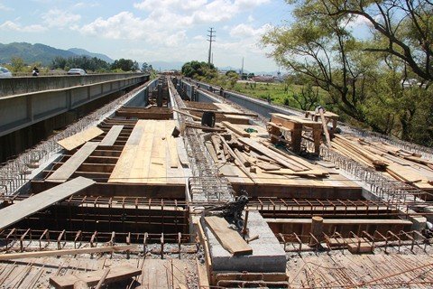 prazo-e-adiado-novamente-1 Os trabalhos estão concentrados na preparação dos últimos vãos - Foto:Muriel Ricardo Albonico/Esga/Dnit-SC/Notisul