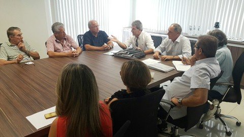 O documento foi entregue à prefeitura ontem, na presença de representantes dos moradores, secretários, vereadores e empresários -  Foto:Prefeitura de Imbituba/Divulgação/Notisul