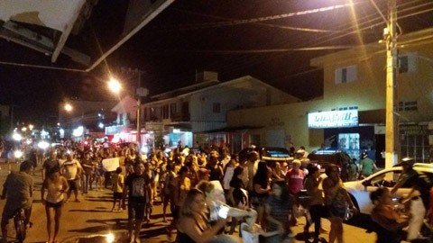 protesto-contra-fechamento-do-pa-e-realizado-1 Centenas de pessoas saíram pelas ruas de Capivari de Baixo contra o fechamento do PA 24h - Foto:Capivariense Boladão/Divulgação/Notisul
