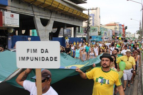  Há um ano, cerca de 1,5 mil pessoas participaram do protesto contra o atual governo federal, em Tubarão  -  Foto:Divulgação/Notisul