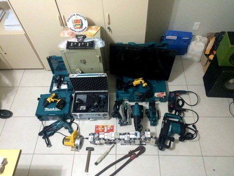 quadrilha-que-praticava-crimes-na-regiao-e-presa-1 Com o grupo, a Polícia Militar encontrou vários objetos furtados - Foto:PM de BN/Divulgação/Notisul