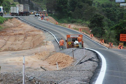 O tráfego deixará o traçado antigo e segue por pista construída no bordo esquerdo, próximo do acesso ao bairro Cruzeiro  -  Foto:Muriel Albonico/Esga/Dnit-SC/Divulgação/Notisul