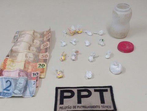 tres-jovens-sao-presos-por-trafico-1 Após uma denúncia, uma guarnição chegou ao trio no bairro São Martinho - Foto:Polícia Militar de Tubarão/Divulgação/Notisul