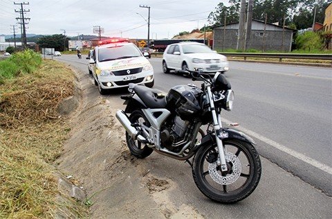 veiculo-cai-de-altura-de-quatro-metros-1 O motociclista precisou ser levado para o hospital. - Foto: Ketully Beltrame/Sul in Foco/Divulgação/Notisul.