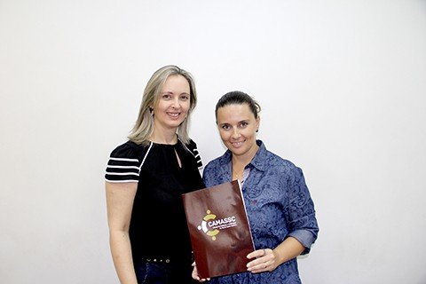 camara-de-mediacao-e-arbitragem-e-instalada-1 Luciana Pacheco (E) e Niákara Cascaes coordenam a Câmara de Mediação e Arbitragem em Tubarão - Foto:Jailson Vieira/Notisul