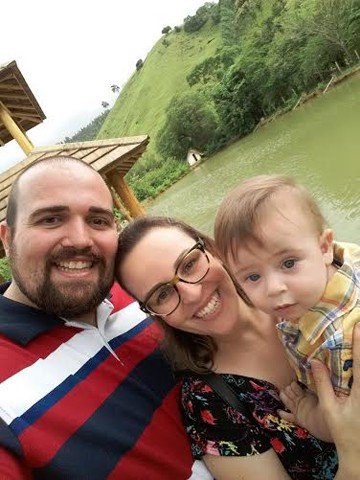 cirurgia-de-anthony-sera-relembrada-na-tv-1 Anthony, a esposa e o filho comemoram a vida. Ele conta que os familiares foram fundamentais para a sua recuperação - Foto:Arquivo de família/Divulgação/Notisul