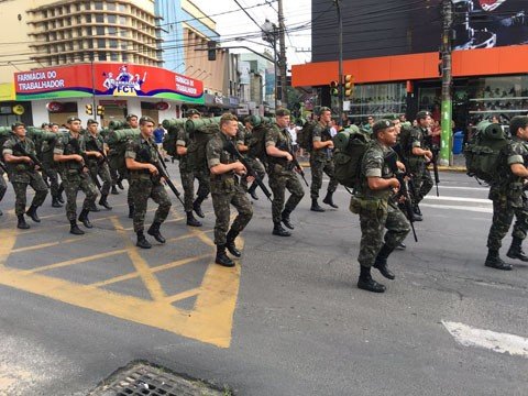 dia-d-e-atipico-com-inovacoes-1 Na próxima quarta-feira é o Dia do Hino Nacional, no dia 19 o Dia do Exército Brasileiro e no dia 21 Tiradentes - Foto:Polícia Militar de Tubarão/Divulgação/Notisul