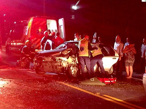 motorista-fica-presa-as-ferragens-1 O acidente ocorreu na SC-370, por volta das 22 horas. - Foto: Repórter Sul/Divulgação/Notisul.