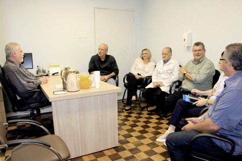 plano-de-expansao-e-discutido-1 Os representantes do hospital apresentaram a real situação do serviço de radioterapia ao deputado Deka May - Foto:Chirle Ponciano/HNSC/Divulgação/Notisul