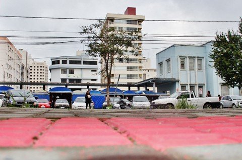 Se o projeto der sequência e a justiça não acatar o pedido de impugnação, a recém-construída calçada do Parque Linear será demolida para dar lugar a um dos acessos à ponte  -  Fotos: Rafael Andrade/Notisul