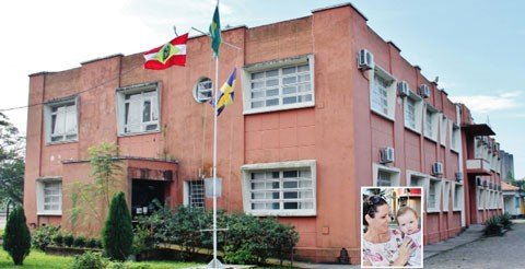 No detalhe, a Neuza e sua filha Sther. Não há vagas na creche da sua comunidade, o que a levou a um CEI do outro lado da cidade. Até a bandeira na prefeitura parece estar a meio-mastro   - Fotos: Rafael Andrade/Notisul