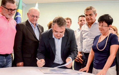 saude-e-educacao-recebem-r-153-milhoes-1 O governador Colombo e o vice Eduardo Moreira assinaram licitação para a construção de escola e firmaram convênio para o hospital - Foto:Jaqueline Noceti/Governo SC/Divulgação/Notisul