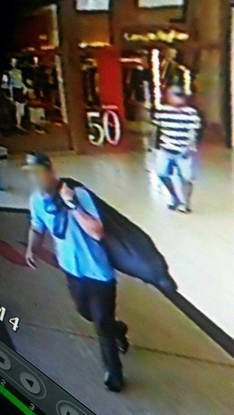 shopping-e-alvo-de-bandidos-1 Enquanto dois realizavam o assalto, o terceiro criminoso aguardava no carro. - Foto: Divulgação/Notisul.