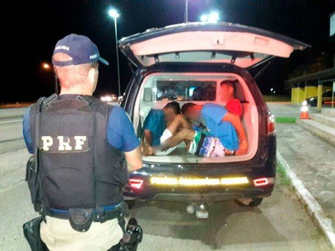 suspeitos-de-assaltos-sao-pegos-com-arma-de-fogo-1 Os três serão investigados por assaltos realizados na região - Foto:Polícia Rodoviária Federal/Divulgação/Notisul