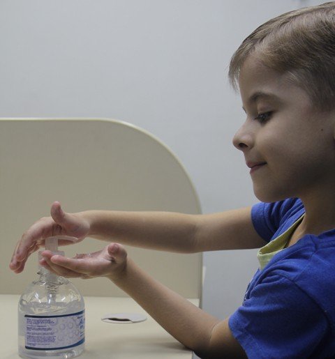 Lavar sempre as mãos, principalmente após tossir e espirrar, e a utilização do álcool em gel são formas de prevenção  -  Foto:Letícia Matos/Divulgação/Notisul