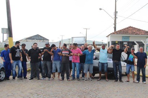Os manifestantes protestaram em frente ao terminal pesqueiro ontem pela manhã  -  Foto:Elvis Palma/Divulgação/Notisul