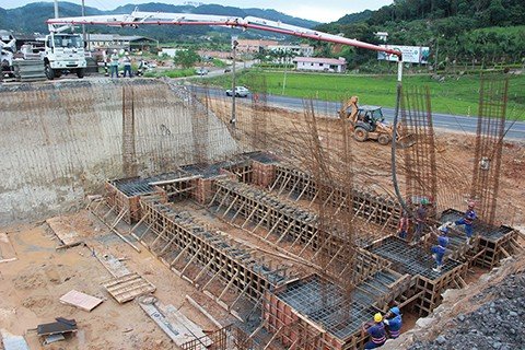 viaduto-tera-16m-de-largura-1 A concretagem das sapatas iniciou ontem - Foto:Muriel Ricardo Albonico/Dnit-Esga/Divulgação/Notisul