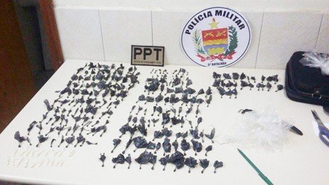 342-pedras-de-crack-sao-apreendidas-1 Um dos suspeitos conseguiu empreender em fuga, mas o outro, de 19 anos, foi preso. - Foto: 5º Batalhão de Polícia Militar/Divulgação/Notisul.