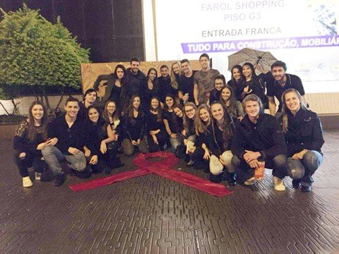 acao-conscientiza-sobre-hiv-1 Nem mesmo a chuva que caiu ontem impediu os alunos de realizarem a campanha. - Foto: Divulgação/Notisul.