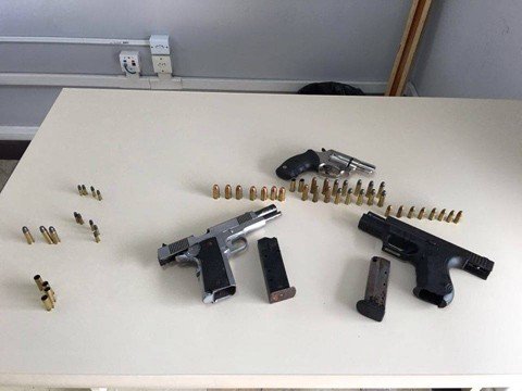 adolescente-e-detido-com-tres-armas-1 Um revólver, duas pistolas e diversas munições foram encontrados na residência - Foto:5º Batalhão de Polícia Militar/Divulgação/Notisul