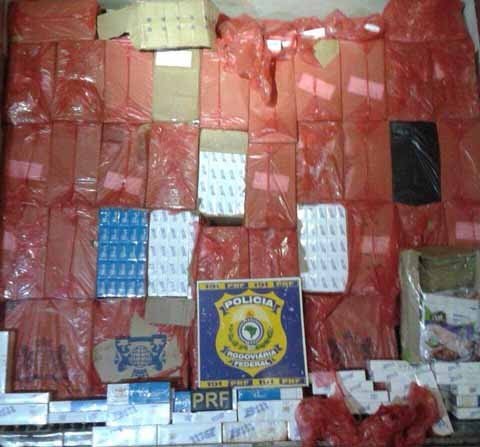 carga-avaliada-em-r-2-milhoes-e-apreendida-1 O motorista tentou enganar os policiais ao mostrar uma janela, que tinha um pacote falso de frango congelado - Foto:Polícia Rodoviária Federal/Divulgação/Notisul