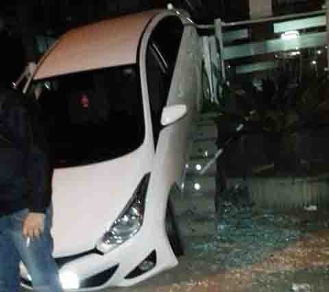 carro-sobe-em-escadaria-apos-colisao-1 Com o forte impacto, o carro subiu de ré a escada - Foto:Divulgação/Notisul