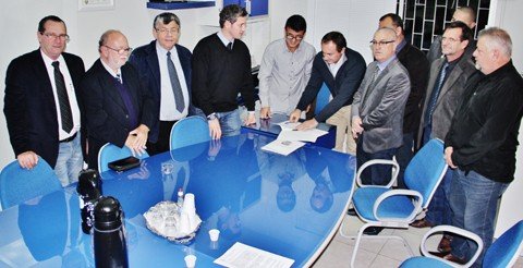 A assinatura do convênio contou com a presença de pelo menos dez vereadores