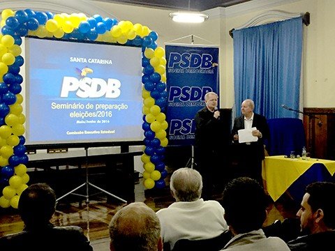 convencoes-devem-iniciar-em-40-dias-1 Neste fim de semana foi a vez do PSDB organizar um seminário para seus correligionários. Stüpp discursou. - Foto: Rodrigo Braga/PSDB/Divulgação/Notisul.