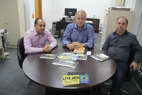 delegados-ministram-palestra-em-tubarao-1 Charles (E), Sérgio (C) e Adi auxiliam na promoção do evento, agendado para a sexta da próxima semana - Foto:Rafael Andrade/Notisul