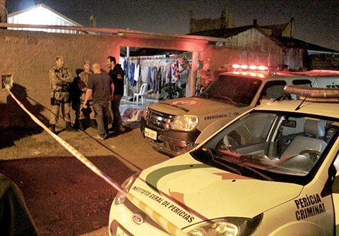 duas-pessoas-sao-assassinadas-a-tiros-1 Manoel Diamantina Filho (em detalhe) foi atingido por tiros na testa, no peito e no queixo. - Foto: André luiz/Rádio Difusora/Divulgação/Notisul.