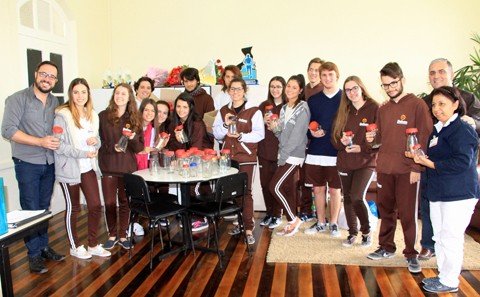 estudantes-participam-de-projeto-solidario-1 Integrantes do projeto durante ato de entrega dos potes no Hospital Nossa Senhora da Conceição - Foto:HNSC/Divulgação/Notisul
