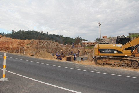Operários continuavam com os trabalhos normalmente, ontem, no viaduto de acesso ao Sertão dos Corrêa e ao Cruzeiro
