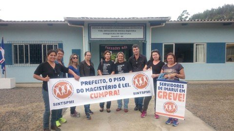 Na semana passada, manifestantes realizaram protestos por várias ruas de Imaruí. Luta é por valorização. - Foto: Divulgação.