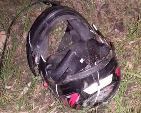 Capacete da vítima chegou a estourar com o forte impacto na madrugada de ontem -  Foto:Divulgação/Notisul