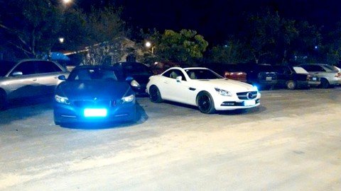 jovens-fogem-apos-abordagem-em-posto-1 Os veículos foram recolhidos, mas os motoristas conseguiram fugir em direção a um matagal - Foto: Divulgação/Notisul