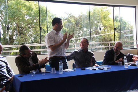 ponticelli-confirma-pre-candidatura-a-prefeito-1 Ex-deputado Joares Ponticelli (sentado) e líderes do PP em Tubarão reuniram a imprensa ontem para o anúncio e apresentar detalhes de como pretendem conduzir a campanha - Foto:Priscila Loch/Notisul