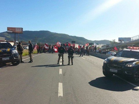 Polícia Rodoviária Federal precisou interromper o trânsito nos dois sentidos para que não ocorressem acidentes  - Foto:Divulgação/Notisul