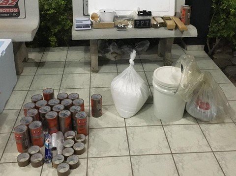refinaria-e-desmantelada-1 No laboratório, foram apreendidos 51 quilos de um pó branco (parecido com trigo) para compor a cocaína, 1,3 quilo de crack, sobras do beneficiamento, 3,5 quilos de maconha, duas balanças de precisão, entre materiais para embalar os entorpecentes