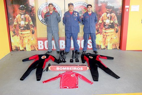 roupas-para-salvamentos-aquaticos-sao-adquiridas-1 Entre os equipamentos estão luvas, botas, flutuador, camisas e roupas de borracha - Foto:Bertoldo Kirchner Weber/Prefeitura de São Ludgero/Divulgação/Notisul